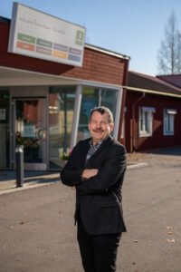 Anders Engdahl, vd Hedemora Energi, framför energibolagets kontor. 