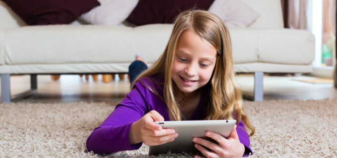 Barn som surfar på läsplatta via stadsnät.