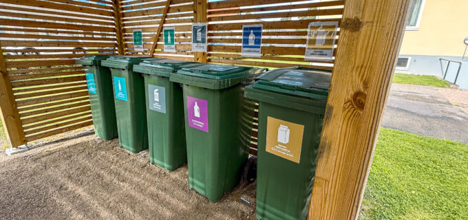 En rad återvinningskärl