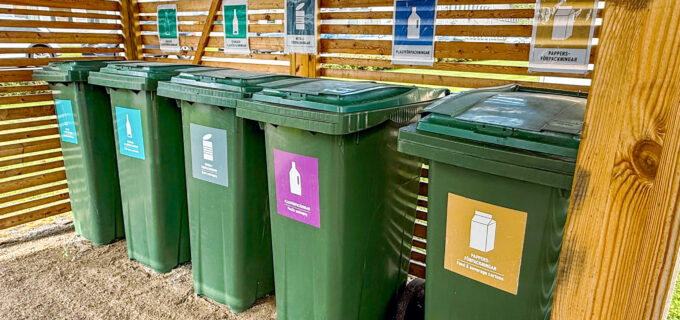 Sorteringsstation bestående av fem gröna sopkärl.