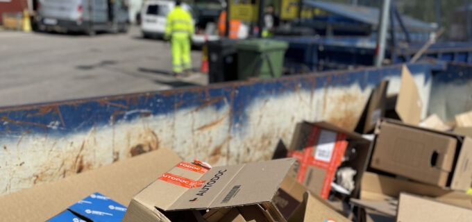 Kartonger i en container på återvinningscentralen i Hedemora.