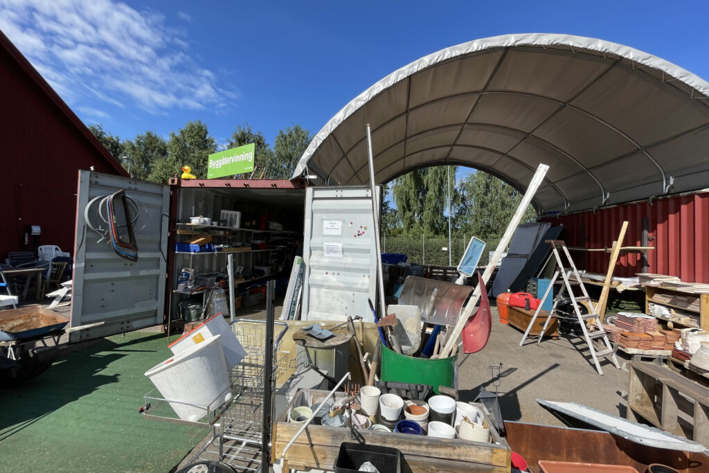 Byggmaterial på återvinningscentralen till försäljning