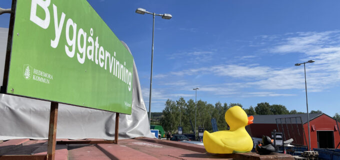 Byggmaterial på återvinningscentralen till försäljning