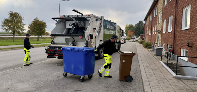 En av våra sopbilar som tömmer en soptunna.